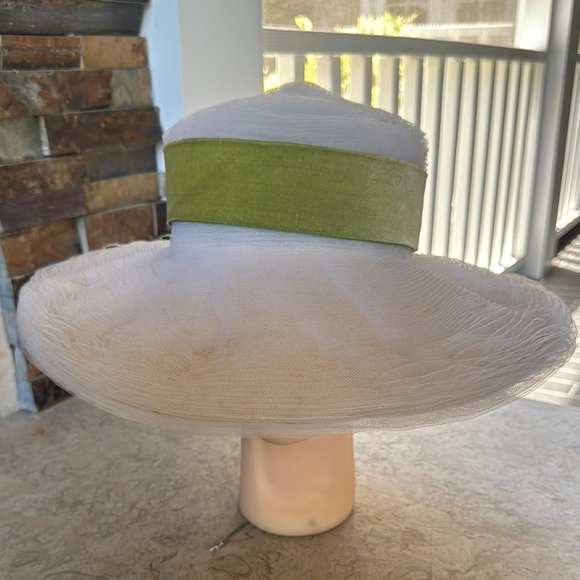 Vintage Elegant White and Green Women\'s tulle Hat with green bow main image 7